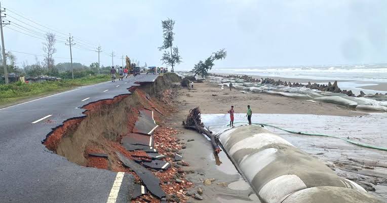  সাগরের ঢেউয়ের আঘাতে কক্সবাজার-টেকনাফ মেরিন ড্রাইভ সড়কে ভাঙন